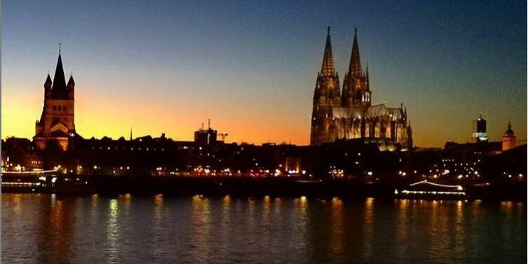 Vue depuis la rive du Rhin sur église Saint Martin et du Dom (la cathédrale)