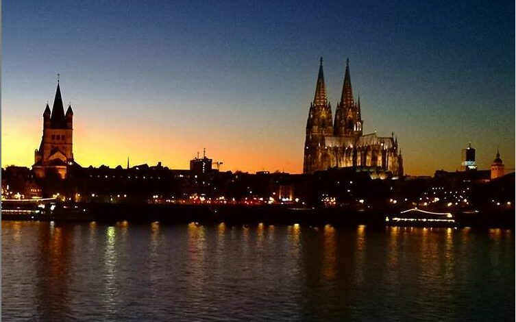 Vue depuis la rive du Rhin sur église Saint Martin et du Dom (la cathédrale)