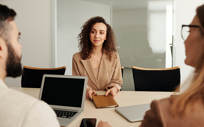 pexels-edmond-dantès-4344878 recruter pour l'international